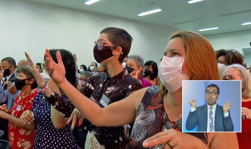 A tradução da Bíblia foi realizada por voluntários dos Testemunhas de Jeová. (Foto: Reprodução/Bom Dia Rio).