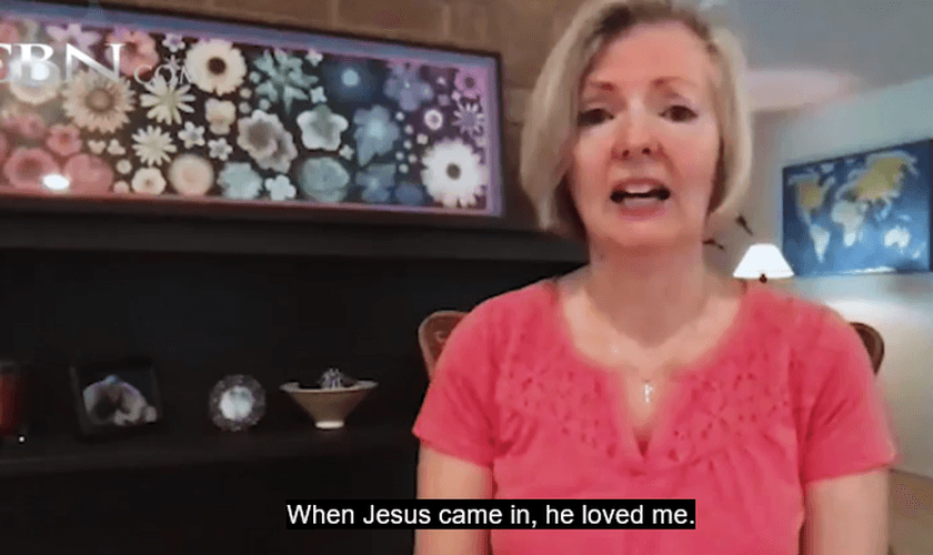 Nancy Johnson conta seu testemunho, ao conhecer Jesus. (Captura de tela/CBN News)