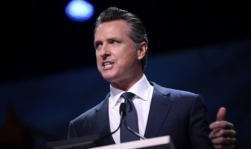 Gavin Newsom oferece aborto a mulheres de estados onde a prática é proibida. (Foto: Flickr/Gage Skidmore).