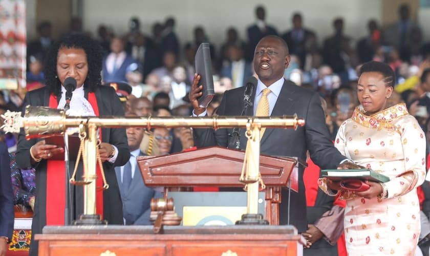William Ruto, ao lado da esposa Rachel, toma posse como presidente do Quênia. (Foto: Reprodução Twitter/William Samoei Ruto)