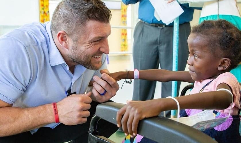 Tim Tebow, ex-jogador da NFL, leiloou seu Heisman para a caridade. (Foto: Instagram/Tim Tebow).
