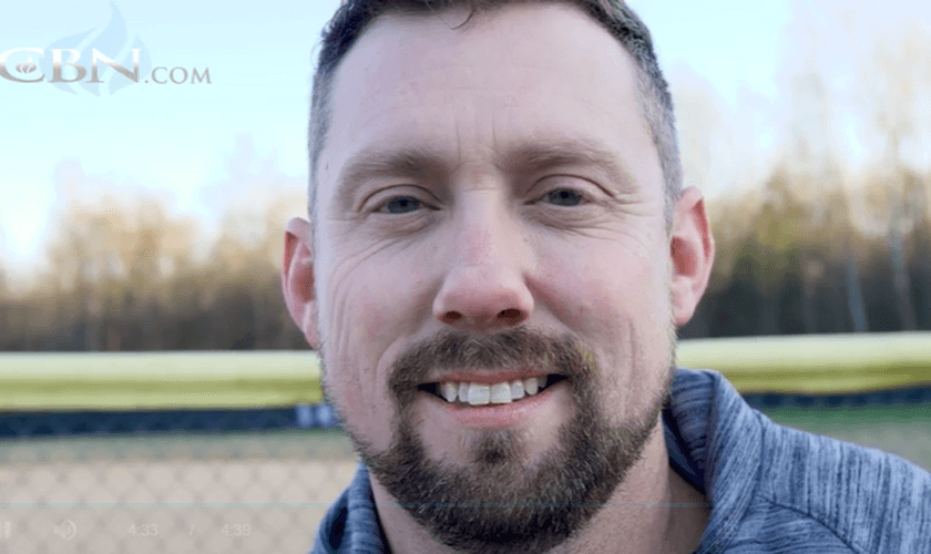 Joseph estava dormindo nas ruas quando teve um encontro com Jesus. (Foto: Reprodução/CBN News).
