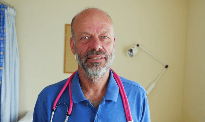 Dr. Richard Scott é alvo de investigações por orar por pacientes. (Foto: Christian Concern)