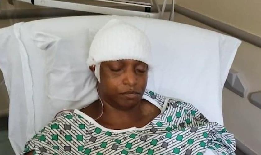 Loria Hubbard no hospital. (Foto: Captura de tela/Vídeo CBN News)