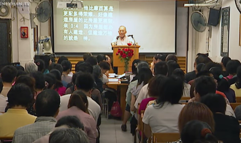 Culto cristão em igreja na China. (Captura de tela/Journeyman Pictures)