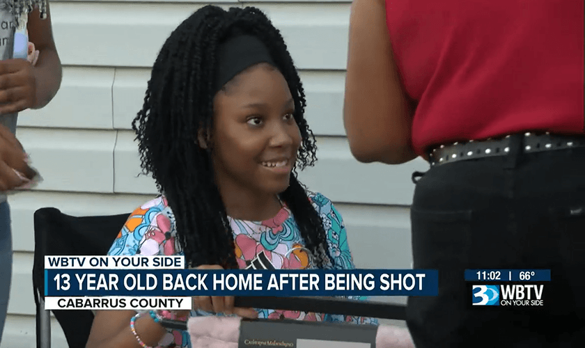 Aalayah Fulmore, de 13 anos, sobreviveu milagrosamente a uma bala perdida. (Foto: Reprodução/WBTV).