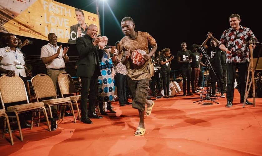Um paralítico foi curado em uma cruzada do evangelista Daniel Kolenda, na Zâmbia. (Foto: Instagram/Daniel Kolenda).
