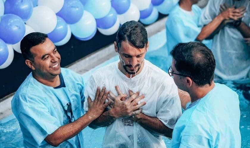 Rodrigo Caio foi batizado na Igreja Assembleia de Deus Vitória em Cristo. (Foto: Instagram/ADVEC Recreio).
