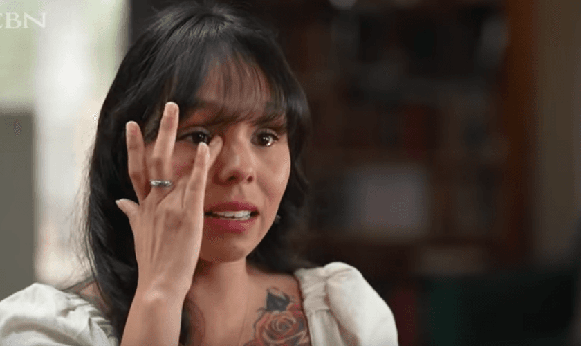 Kimberly Smithers se emociona ao contar seu testemunho no Club 700. (Captura de tela/YouTube/Club 700)