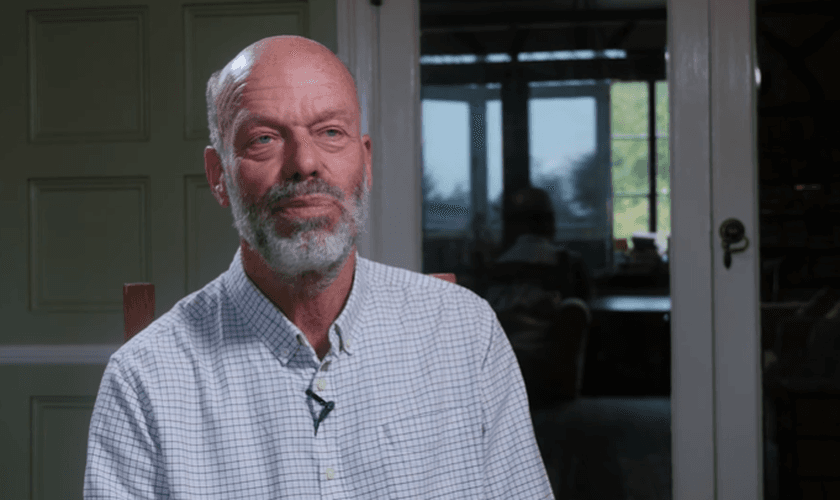 O Dr. Richard Scott, de 62 anos, foi punido por oferecer orações aos pacientes. (Foto: Reprodução/YouTube/Christian Concern).