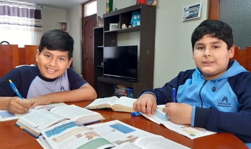Joshua e Leandro, estudando a lição “Eu Creio”. (Foto: Reprodução/Notícias Adventistas/Emelina Ruiz)