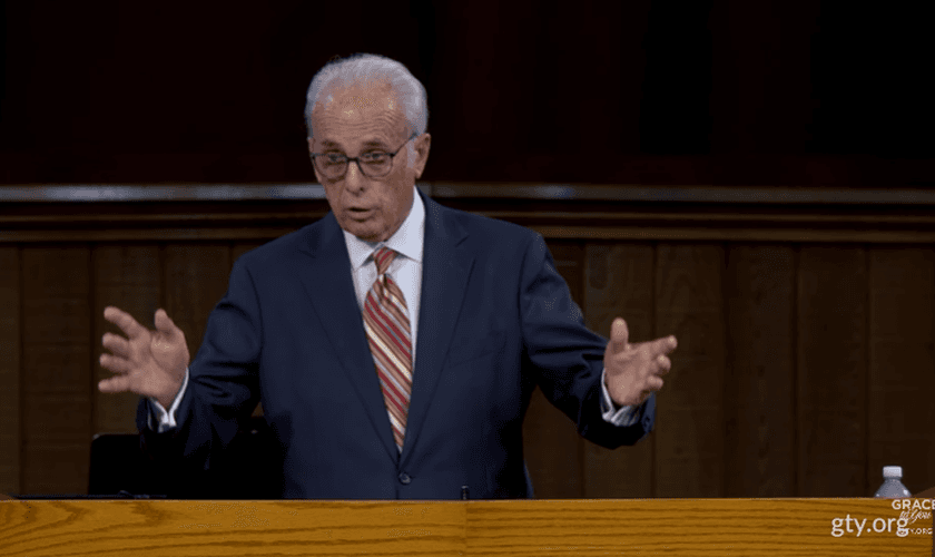 O pastor John MacArthur condenou a campanha pró-aborto do governo da Califórnia. (Foto: Reprodução/YouTube/Grace to You).