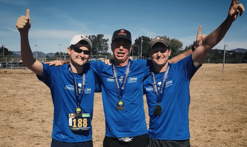 Dean (no meio) e seu médico (à direita) correram uma meia maratona. (Foto: Reprodução/CBN News).