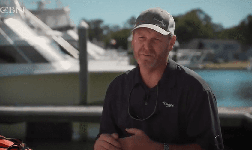 Johnny Savage foi salvo por Deus de se suicidar. (Foto: Reprodução/CBN News).