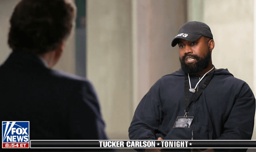 Kanye West em entrevista ao "Tucker Carlson Tonight". (Captura de tela/FoxNews)