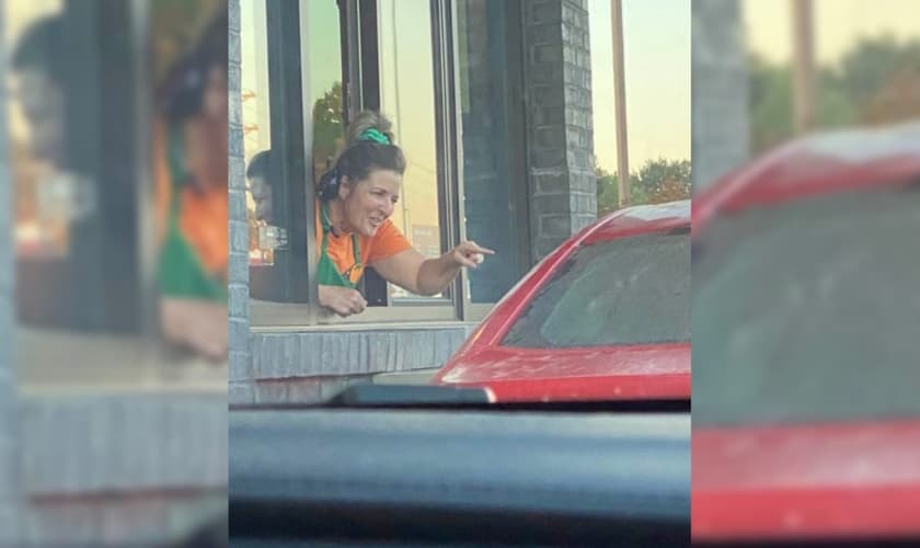 Carrie foi flagrada orando no drive-thru da famosa rede de cafés, nos EUA. (Foto: Facebook/Tanya Hinsley).