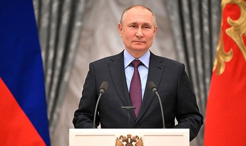 Vladimir Putin responde a perguntas da mídia sobre o reconhecimento russo das 'repúblicas populares' de Donetsk e Lugansk, em entrevista coletiva, em 22 de fevereiro de 2022. (Foto: Gabinete Executivo Presidencial da Rússia)