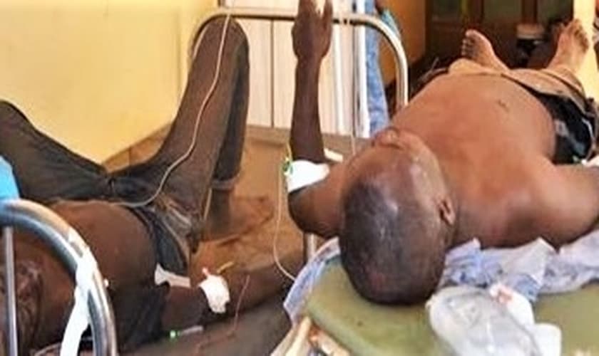 Andrew Dikusooka e Ronald Musasizi receberam tratamento hospitalar após serem esfaqueados no distrito de Iganga, Uganda. (Foto: Reprodução/Morning Star News)