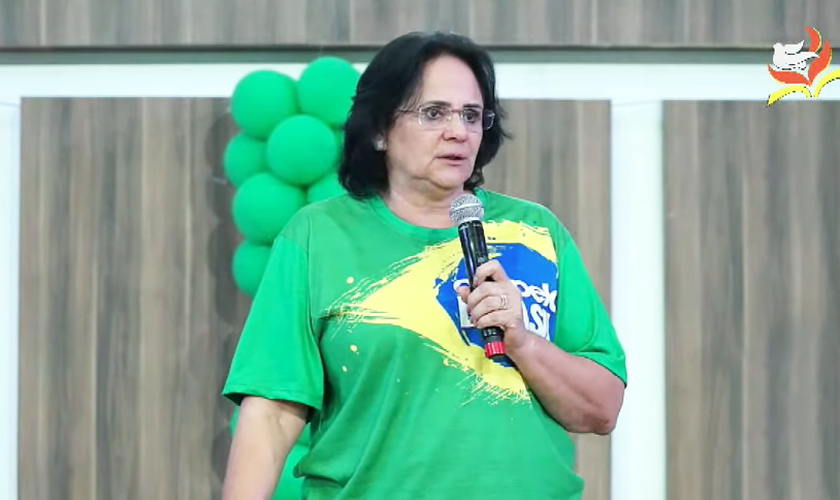 Damares Alves durante culto em Goiânia. (Foto: YouTube/AD Fama)