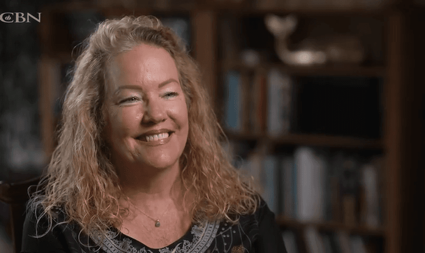 Sharon Dutra se tornou viciada até ser transformada por Deus. (Foto: Reprodução/CBN News).