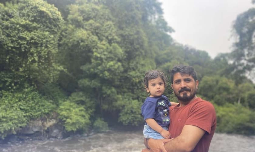 Amin e sua família se converteram após sonharem com Jesus. (Foto: Eternity News).