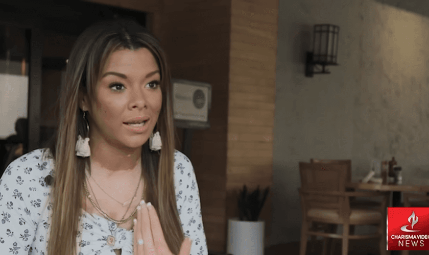 Jenny Weaver alertou os pais a não permitirem que os filhos participem da festa pagã. (Foto: Reprodução/YouTube/Charisma News).