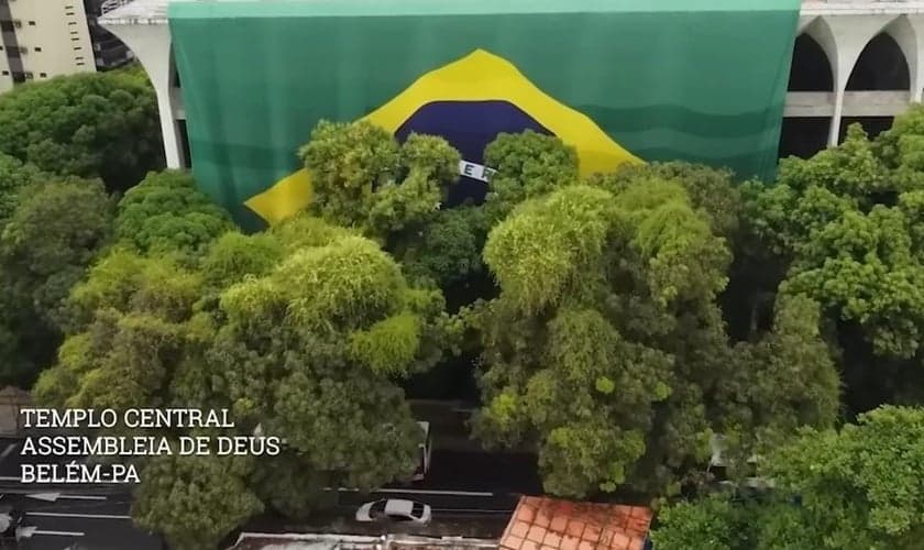 Bandeira do Brasil estendida na fachada do Templo Central da Assembleia de Deus, em Belém do Pará. (Foto: Captura de tela/Vídeo Instagram André Câmara 2)