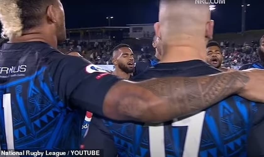 Os atletas dos times da Austrália e de Fuji se juntaram em um círculo de oração. (Foto: Reprodução/YouTube/National Rugby League).