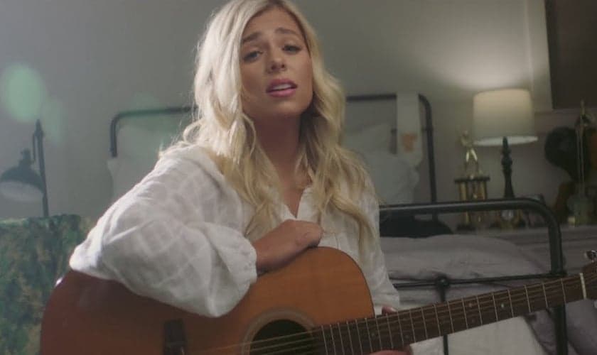 A canção de Anne Wilson foi usada por Deus para salvar uma vida. (Foto: Reprodução/YouTube/Anne Wilson).