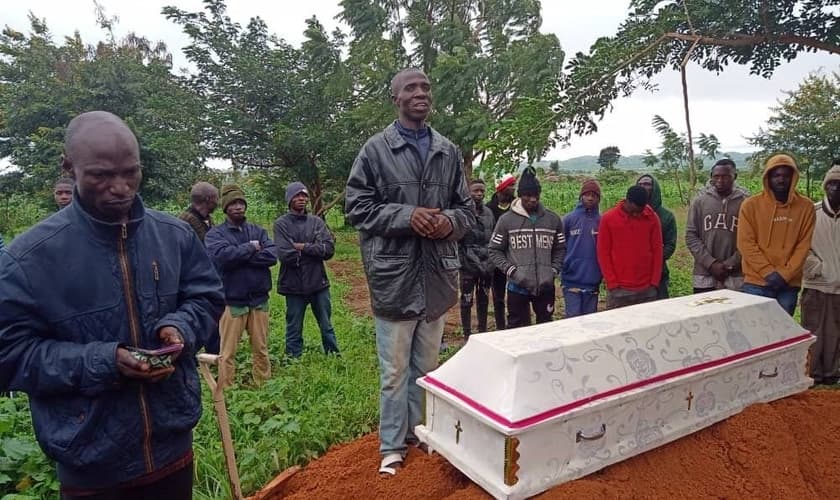Cristãos enlutados após um ataque na Nigéria. (Foto: International Christian Concern)