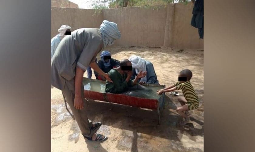 Idrissa foi batizado em um simples tanque batismal no Níger. (Foto: Instagram/ MAIS).