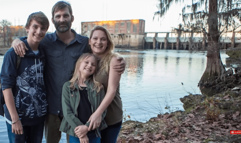 A família Marritt sobreviveu ilesa ao incidente após viverem muitos milagres de resgate. (Foto: Reprodução/YouTube/The 700 Club).