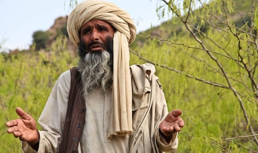 Agricultor no campo de tâmaras. (Foto: Reprodução/God Reports)