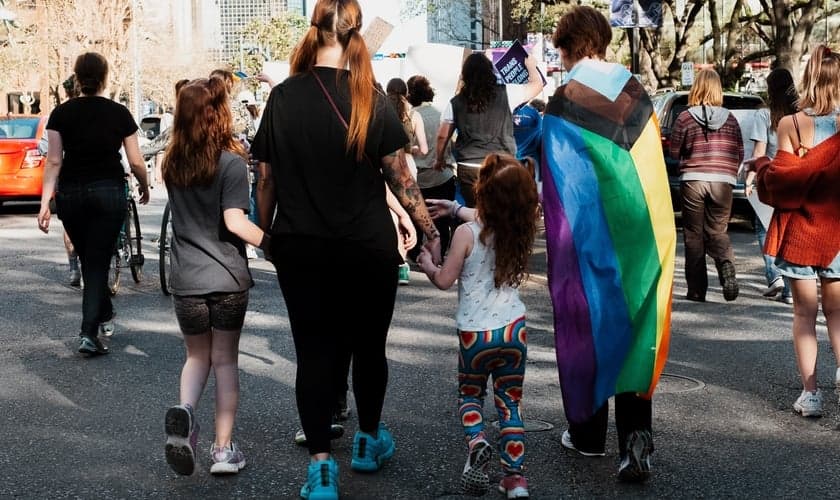 Conselhos médicos aprovaram uma norma que bane tratamentos de mudança de sexo em menores. (Foto: Imagem ilustrativa/Unsplash/Aiden Craver).