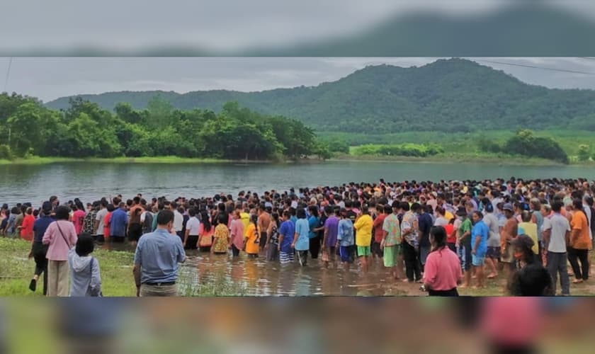 Mais de 1500 pessoas foram batizadas em um rio na Tailândia. (Foto: Renewal Journal).