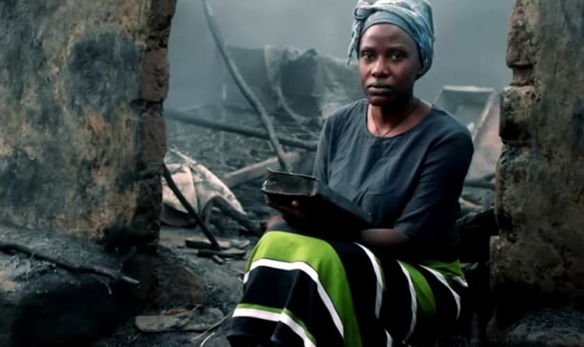 Rebecca perdeu o esposo e o filho em um ataque extremista na Nigéria. (Foto: Reprodução/YouTube/Voice of the Martyrs USA).