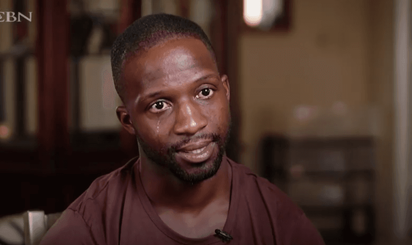 Boomer Bennett chora ao contar seu testemunho. (Captura de tela/CBN News)