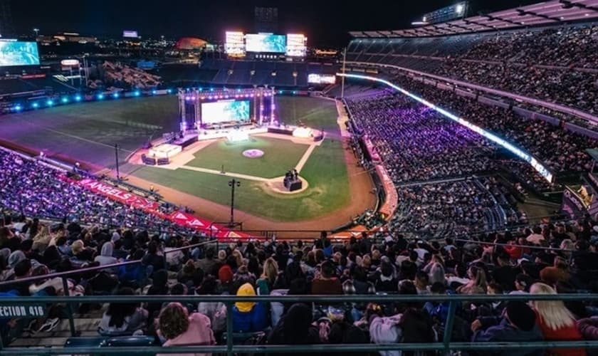 Multidão lota estádio para participar de evento evangelístico SoCal Harvest, na Califória. (Foto: Harvest)