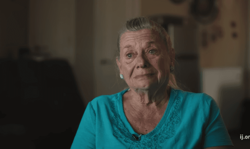 Norma Thornton, de 78 anos, foi impedida de doar refeições em local público. (Foto: Reprodução/Youtube/Institute for Justice).