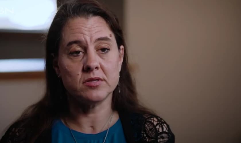 Liberty Clark conta seu testemunho de libertação. (Captura de tela/CBN News)