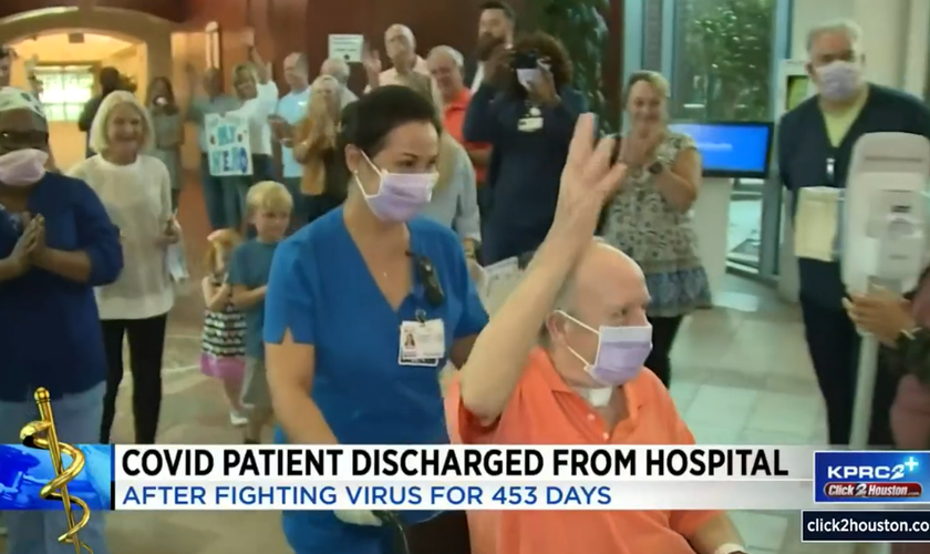 Crochet é aplaudido durante alta do hospital após 453 dias internado com Covid. (Captura de tela/Click2Houston)