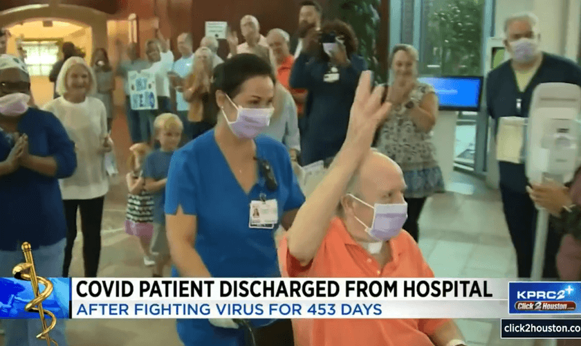 Crochet é aplaudido durante alta do hospital após 453 dias internado com Covid. (Captura de tela/Click2Houston)