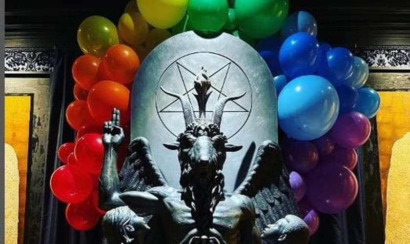 Apesar de se dizer ateu, o Templo Satânico usa a estátua do ídolo pagão Baphomet. (Foto: The Satanic Temple/Instagram)