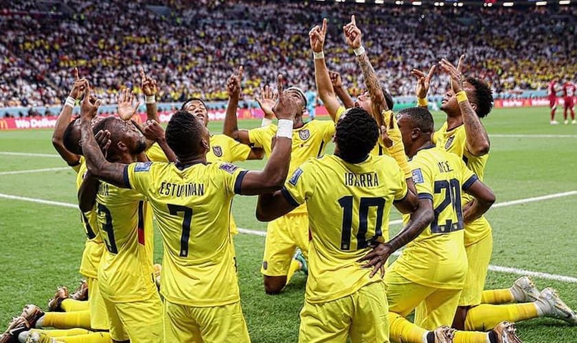 Jogadores equatorianos ajoelhados no estádio Al Bayt. (Foto: Federación Ecuatoriana de Fútbol/Instagram)