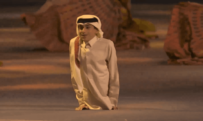 Ghanim Al-Muftah superou uma síndrome rara e se tornou um palestrante famoso no Catar. (Foto: Reprodução/YouTube/ALVIEVA).