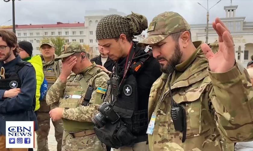 Sobreviventes ucranianos oram e agradecem a Deus pela desocupação russa na cidade de Kherson. (Foto: Captura de tela/Vídeo CBN News)