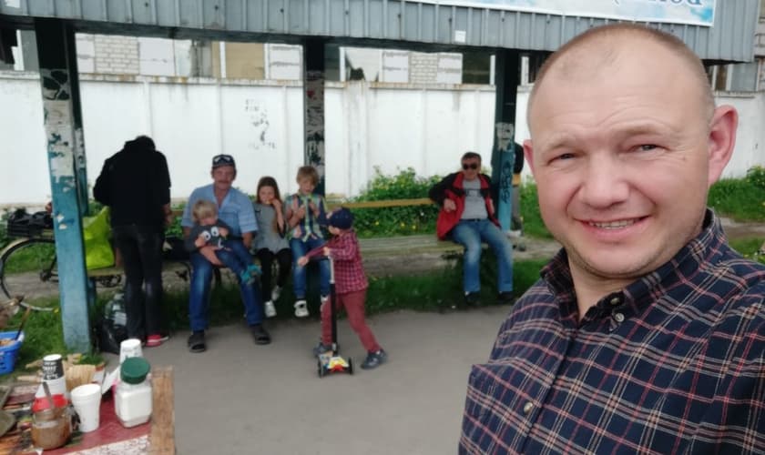 O pastor em sua igreja no ponto de ônibus. (Foto: Reprodução/MNN/SGA)