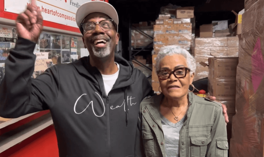 Juanita e Carl sofriam de dores crônicas nos joelhos e nas costas. (Foto: Reprodução/YouTube/Paul Rapley Ministries).