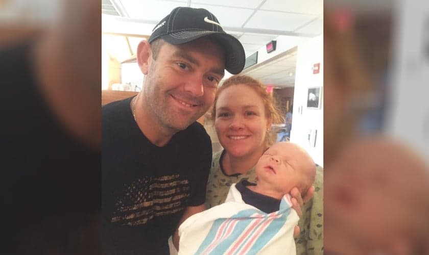 Nick e Brooklyn seguram no colo seu filho, Charlie. (Foto: Nick Schnarr/Facebook)