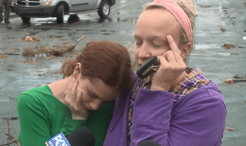 Michelle Guidry e as duas filhas foram protegidas por Deus. (Foto: Reprodução/4WWL TV).